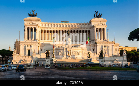 Le monument de Vittorio Emanuele II, connu localement comme le gâteau de mariage, la Piazza Venezia, Rome, Latium, Italie. Banque D'Images