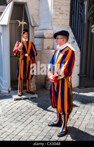 Gardes Suisses en service à une guérite à l'extérieur de la Basilique Saint-Pierre, Vatican, Rome, Italie. Banque D'Images