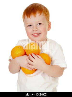 Garçon roux avec les oranges isolated on white Banque D'Images