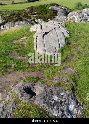 Dh Kilmartin Glen DUNADD ARGYLL Tasse et l'empreinte de Pierre Fortin Dunadd Crag fort Dalriada Banque D'Images