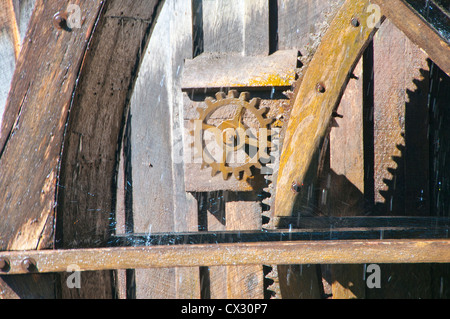 La roue à eau à Mabry Mill, un moulin à grains dans prairies de Dan, VA, tourne une roue comme il se transforme sous la force de l'eau. Banque D'Images