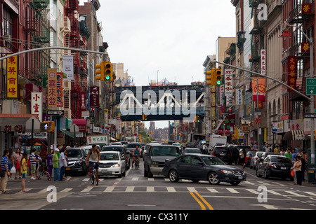 New York, NY, USA - Sep 2, 2012 : les gens, les voitures et les cyclistes se mélangent dans l'agitation quotidienne de East Broadway dans le quartier chinois de Manhattan. Banque D'Images