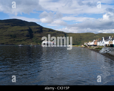 dh Loch Broom scotland ULLAPOOL ROSS CROMARTY Calmac Herbrides extérieures le ferry de l'île en bord de mer Ullapool abrite un bateau à voile sur les hauts plateaux Banque D'Images