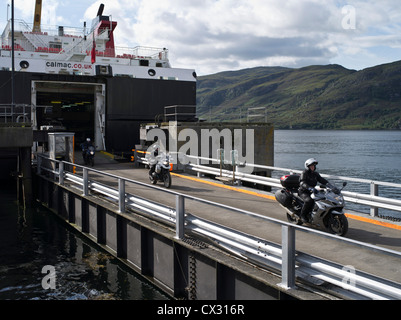 dh ferry ULLAPOOL ROSS CROMARTY Outer Herbrides ferry Isle of Lewis déchargeant des motos scotland People scottish Highlands calmac tour en vélo Banque D'Images