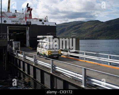 dh terminal ferry ULLAPOOL ROSS CROMARTY Outer Herbrides ferry Isle De Lewis déchargement Camper van scotland voiture scottish calmac ferries Banque D'Images