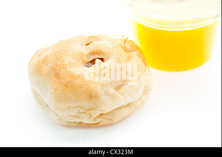 Du pain avec du porc haché séché dessert Thaï avec du jus d'orange isolé sur fond blanc Banque D'Images