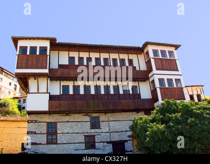 Maison traditionnelle en pierre dans la ville de Kastoria, Grèce (Epire) Banque D'Images