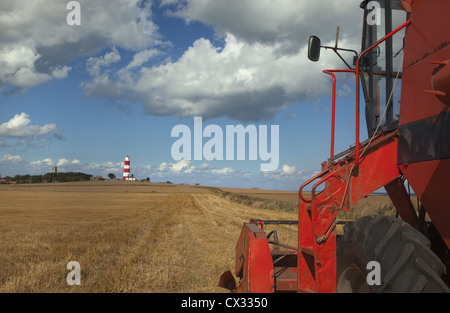 Moissonneuse batteuse;Light House & Church Happisburgh Norfolk UK Septembre Banque D'Images