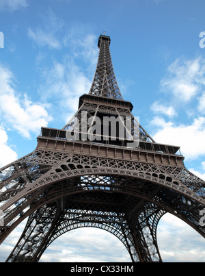 La tour Eiffel à Paris prise de vue au grand angle Banque D'Images