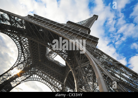 La tour Eiffel à Paris prise de vue au grand angle Banque D'Images