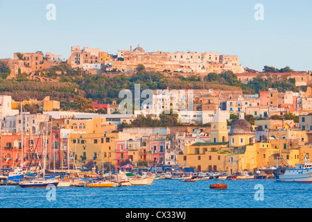 Marina Grande, l'île de Procida, dans la baie de Naples, Campanie, Italie Banque D'Images