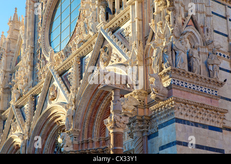 Italie, Toscane, Sienne - détails architecturaux de la cathédrale de Sienne Banque D'Images