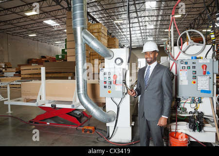 Portrait d'un African American male ingénieur dans l'usine de bois Banque D'Images