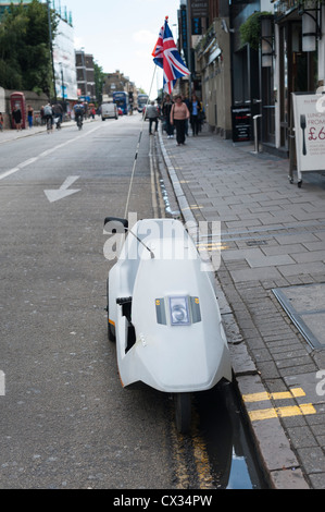 Sinclair C5 garé dans Regent Street Cambridge UK. C'est l'un de Sir Clive Sinclair's inventions qui n'a jamais décollé. Banque D'Images