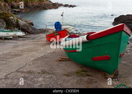 Bateaux de pêche sur la chaussée à Prêtres Cove à Cornwall Banque D'Images