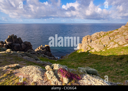 Point d'Hella sur la côte de Cornouailles prises tôt que le soleil venait juste de passé sur un jour d'été Banque D'Images