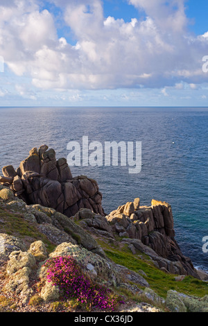 Point d'Hella sur la côte de Cornouailles entre Porthgwarra et Gwennap head Banque D'Images