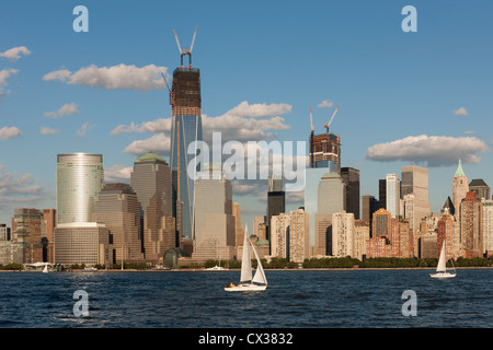 Voiliers la brise de capture sur la rivière Hudson sur un après-midi d'été en face de la skyline de Manhattan à New York City. Banque D'Images