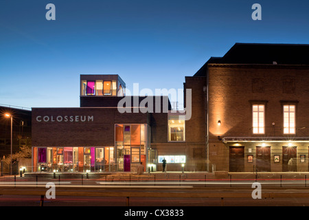 Watford Colosseum, Watford, Royaume-Uni. Architecte : Équipe des Arts, 2011. Vue montrant l'immeuble rénové et nouvelle entrée, bar Banque D'Images