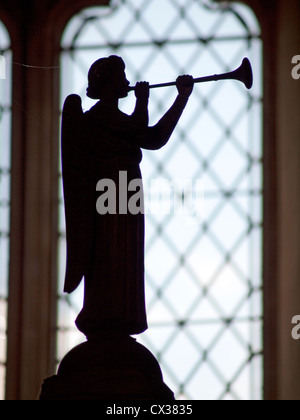 L'archange Gabriel,sculpté de bois,ses coups de trompette à l'église St Mary à Banbury, dans le Suffolk. Banque D'Images