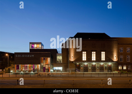 Watford Colosseum, Watford, Royaume-Uni. Architecte : Équipe des Arts, 2011. Vue montrant l'immeuble rénové et nouvelle entrée, bar Banque D'Images