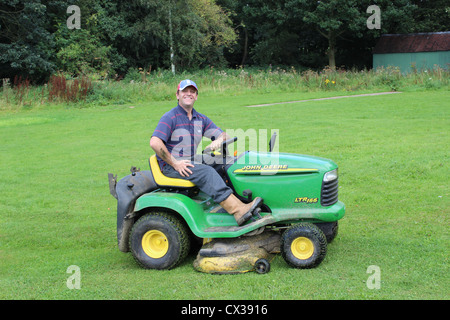 Cawthorne Cricket Club Mower Banque D'Images