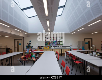 Colston's Girls' School, Bristol, Royaume-Uni. Architecte : Walters et Cohen Ltd, 2011. Intérieur en classe avec puits. Banque D'Images