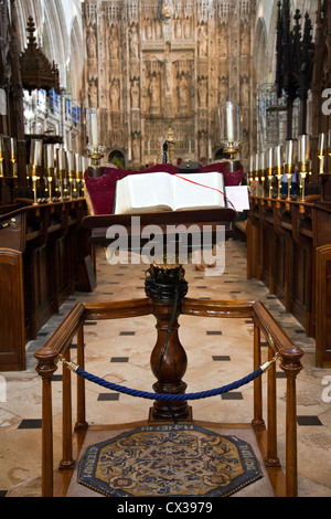 La cathédrale de Winchester - Bible ouverte sur le stand de Quire face à Aile est - UK Banque D'Images