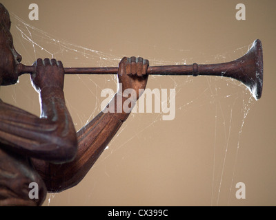 L'archange Gabriel,sculpté de bois,ses coups de trompette à l'église St Mary à Banbury, dans le Suffolk. Banque D'Images