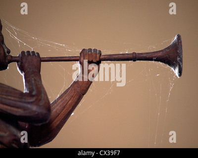 L'archange gabriel,sculpté de bois,ses coups de trompette à l'église St Mary à Banbury, dans le Suffolk. Banque D'Images