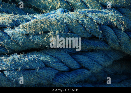 Ancien Bleu corde en nylon sur le navire, Nassou , Bahamas. Banque D'Images