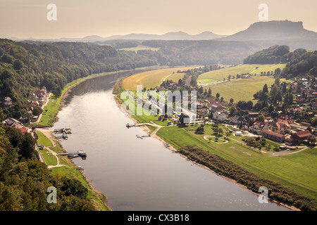 Vue sur l'Elbe et Kurort Rathen de la Bastei, Saxe, Allemagne Banque D'Images