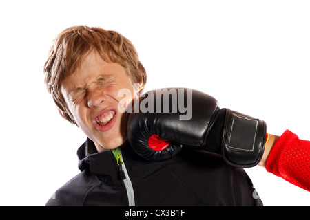 Gant de boxe frapper le visage du garçon Banque D'Images