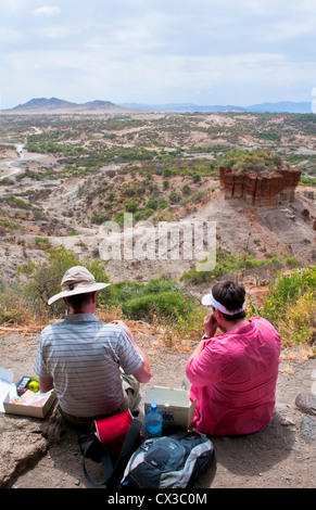 Afrique Tanzanie Olduvai Gorge les touristes à la fameuse gorge à archelogy ruines de Dr Louis et Marie en 1931 qui fuit Banque D'Images