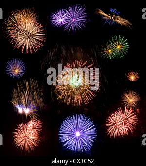 Grande collection de fireworks réel isolé sur fond noir Banque D'Images