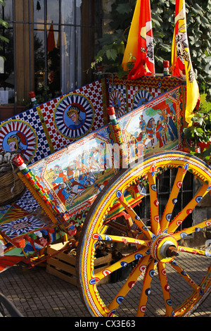 Cheval de chariot coloré décoré Cefalù Palerme Sicile Italie Banque D'Images