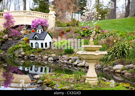 Vue d'un parc au début de printemps. L'accent est sur la fontaine. Banque D'Images