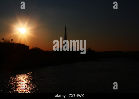 Coucher du soleil à Paris avec vue sur la Tour Eiffel et de la Seine Banque D'Images