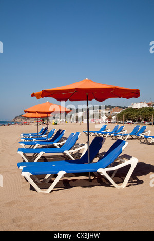 Parasol et transats à la plage, à Calella de la Costa, Costa del Maresme, en Catalogne, Espagne, Europa Banque D'Images