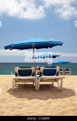 Parasol et transats à la plage, à Calella de la Costa, Costa del Maresme, en Catalogne, Espagne, Europa Banque D'Images