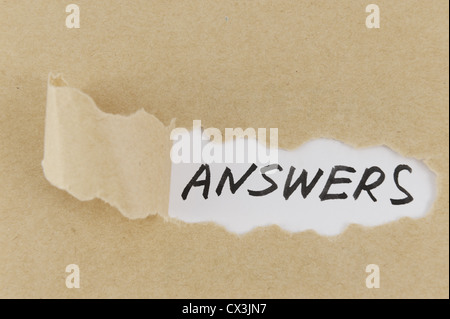 Papier déchiré avec réponse mot derrière elle Banque D'Images