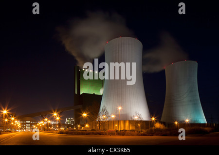 L'Schkopau Power Station de nuit, une centrale électrique alimentée au lignite près de Korbetha, Schkopau, Saxe-Anhalt, Allemagne Banque D'Images