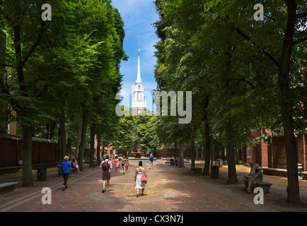 Vue vers le bas pour le centre commercial de Paul Revere Old North Church sur la Freedom Trail, North End, Boston, Massachusetts, USA Banque D'Images