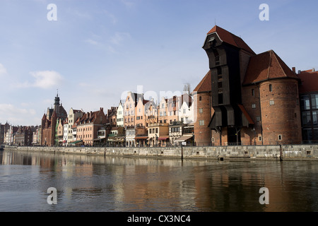 Grue médiévale Zuraw sur le quai de la rivière Motlawa à Gdansk, Pologne Banque D'Images