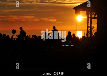 Coucher du soleil au bar de la plage Banque D'Images