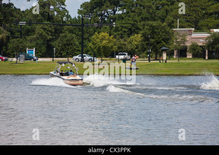 Des démonstrations de wakeboard sur le lac Banque D'Images