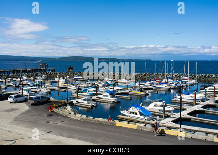 La marina est pleine de bateaux sur une journée d'été. Banque D'Images