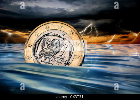 Monnaie Euro grec la noyade dans la mer pendant un orage Banque D'Images