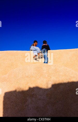 Deux enfants au bastion de murs la ville portugaise à El Jadida, Maroc atlantique Banque D'Images