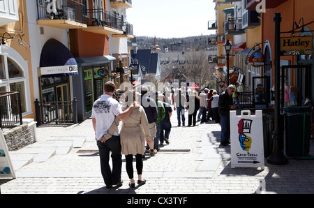 Printemps dans le village piétonnier de la station de ski Mont Tremblant Quebec Canada Banque D'Images